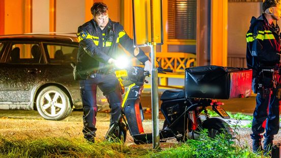 Pizzabezorger gewond • auto kantelt naast Betuwelijn