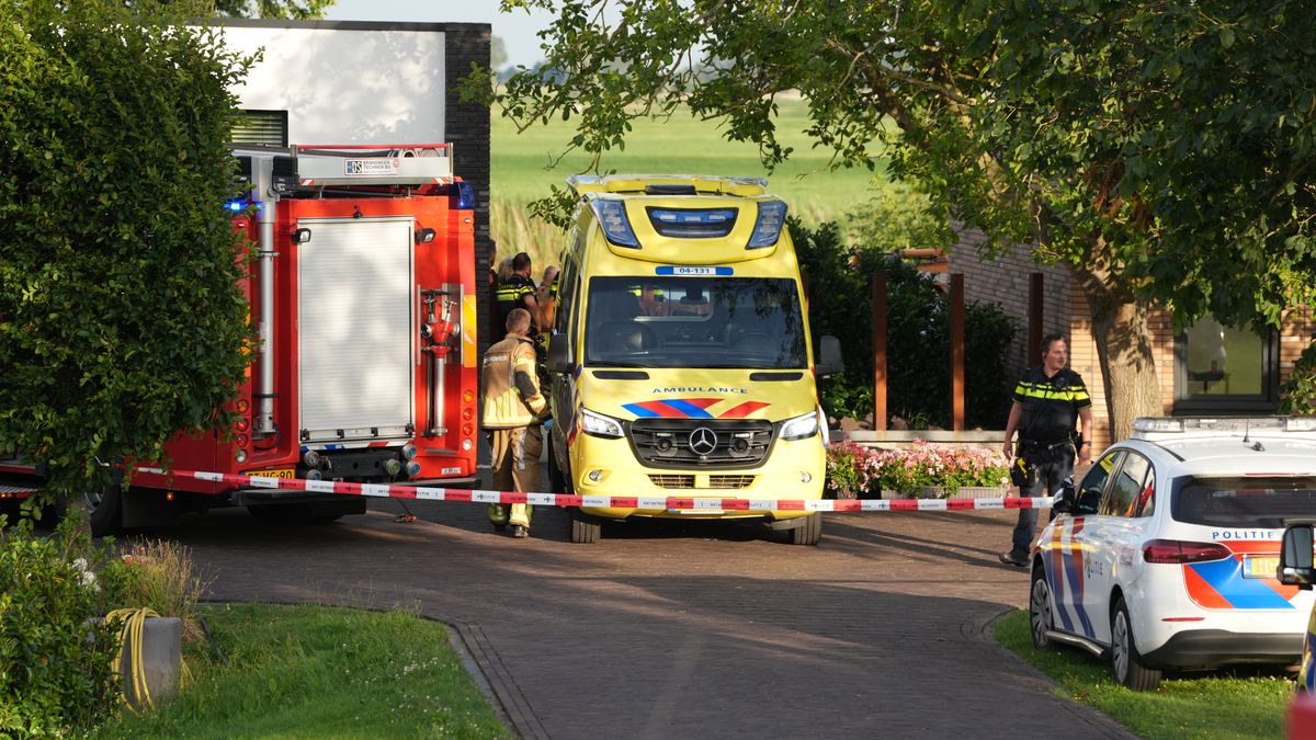 Ernstig ongeluk in Zwartsluis: persoon bekneld onder minishovel