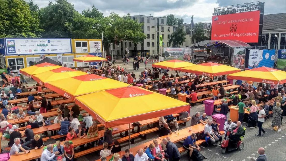 De Vierdaagse 2019 staat op het punt van losbarsten. De feesten zijn begonnen, de stad vult zich met wandelaars en bezoekers. De startbewijzen worden opgehaald en de slaapplekken voor deze week ingericht. Volg het laatste nieuws over de Vierdaagse Nijmegen hier.