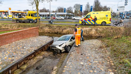 Auto te water, slachtoffer naar ziekenhuis