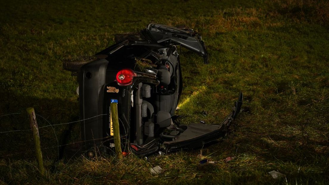 De opengeknipte auto langs de dijk bij Zutphen