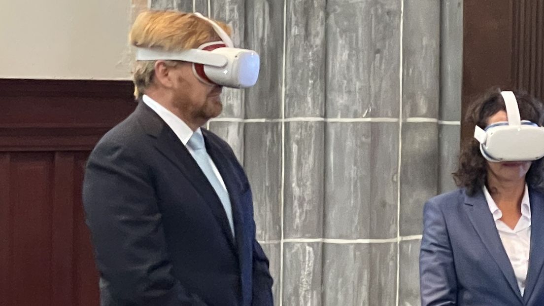 Koning Willem-Alexander kijkt door een vr-bril naar o.a. de ontwikkelingen in de Eemshaven