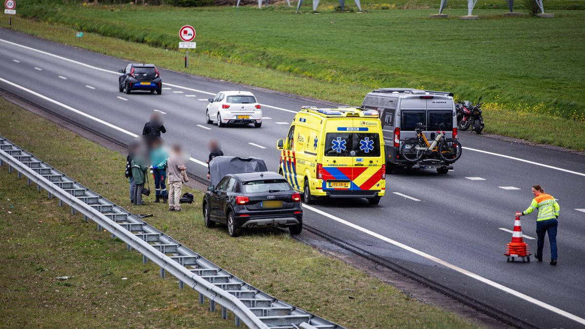 Botsing tussen auto en motor op A7 bij Oudehaske