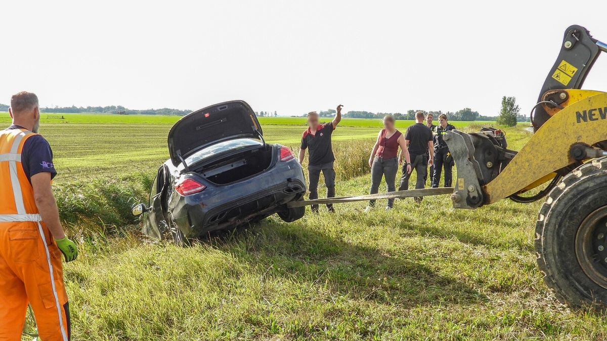 Auto rijdt bij Bitgummole de sloot in