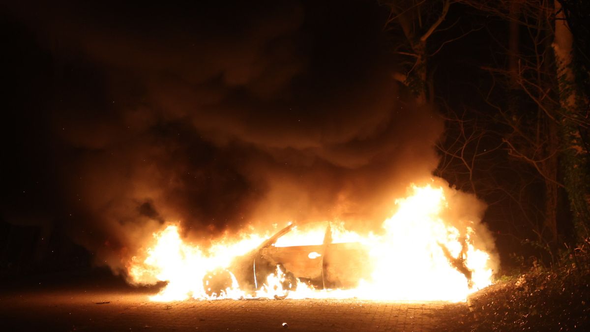 112-nieuws | Auto gaat in vlammen op in Den Haag