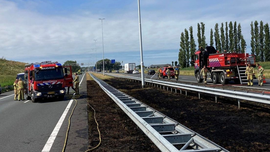 De middenberm van de A20 stond in brand