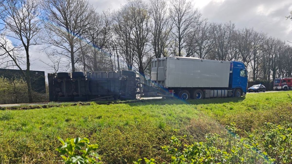 Vrachtwagen dwars op de weg na ongeval