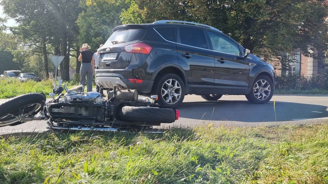 De motorrijder werd naar het ziekenhuis gebracht.