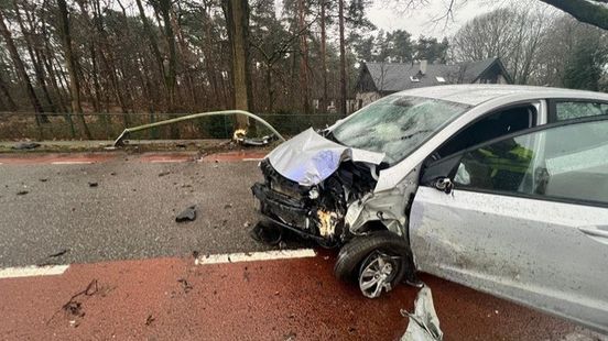 Gewonde bij botsing tegen lantaarnpaal en boom in Reuver. Gewonde bij botsing tegen lantaarnpaal en boom in Reuver.