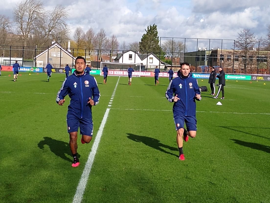Renato Tapia (l) en Oğuzhan Özyakup, dinsdag op het trainingsveld van Feyenoord