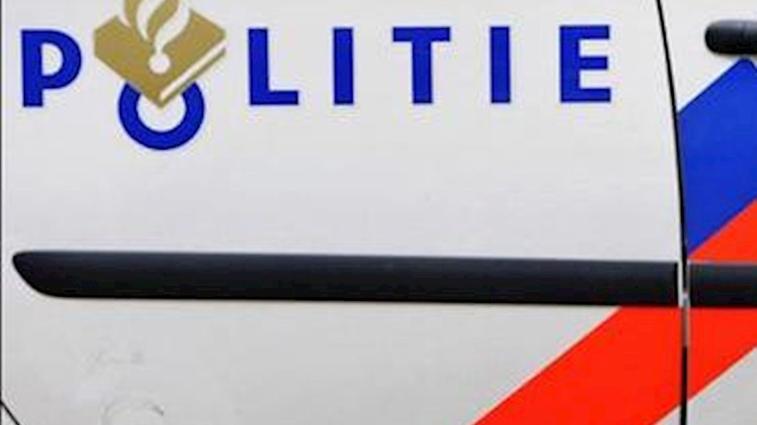 bestuurster rijdt tegen woning