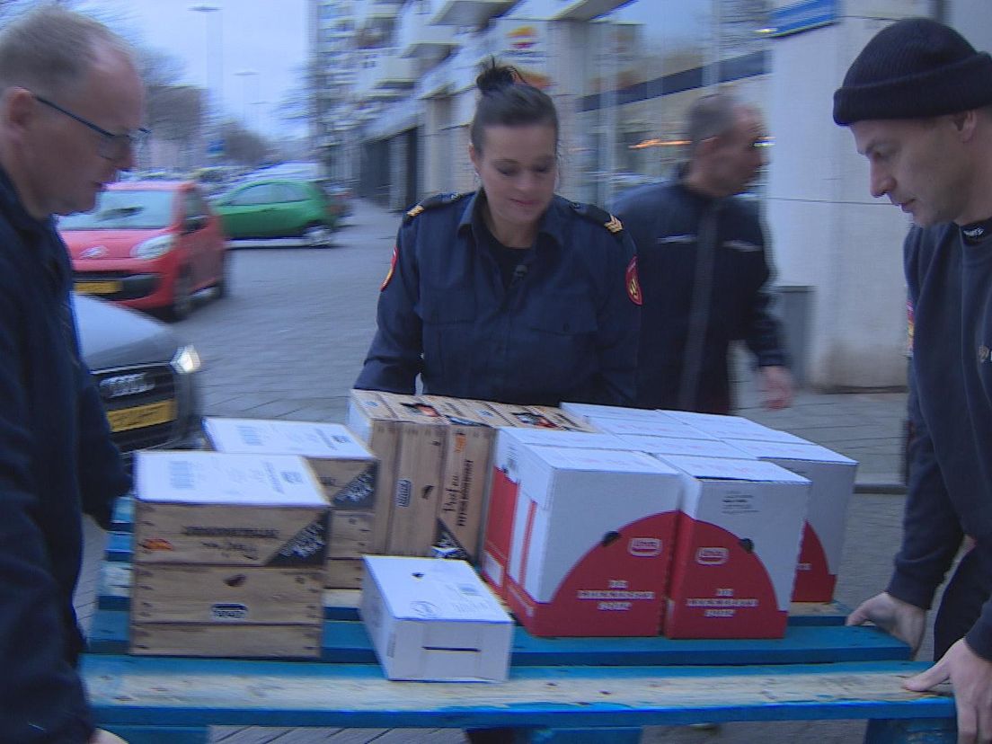 Brandweervrouw Amanda is druk in de weer met het ingezamelde voedsel