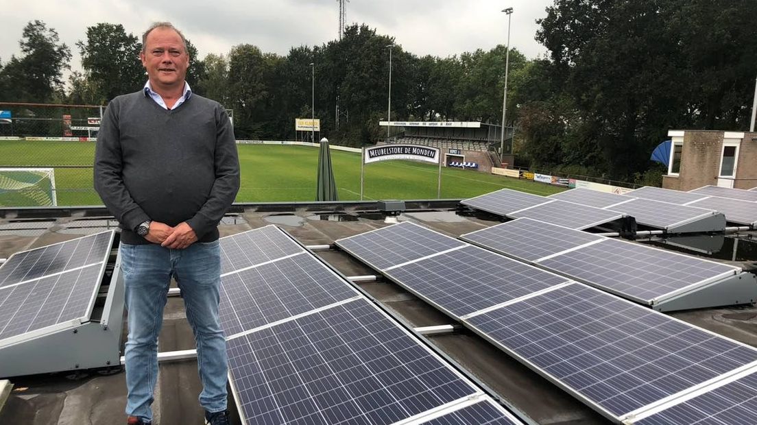 Volgens Arie Weits kost de nieuwe vergoedingsregeling voor zonnepanelen VV Valthermond 4.000 euro per jaar (Rechten: Petra Wijnsema/RTV Drenthe)