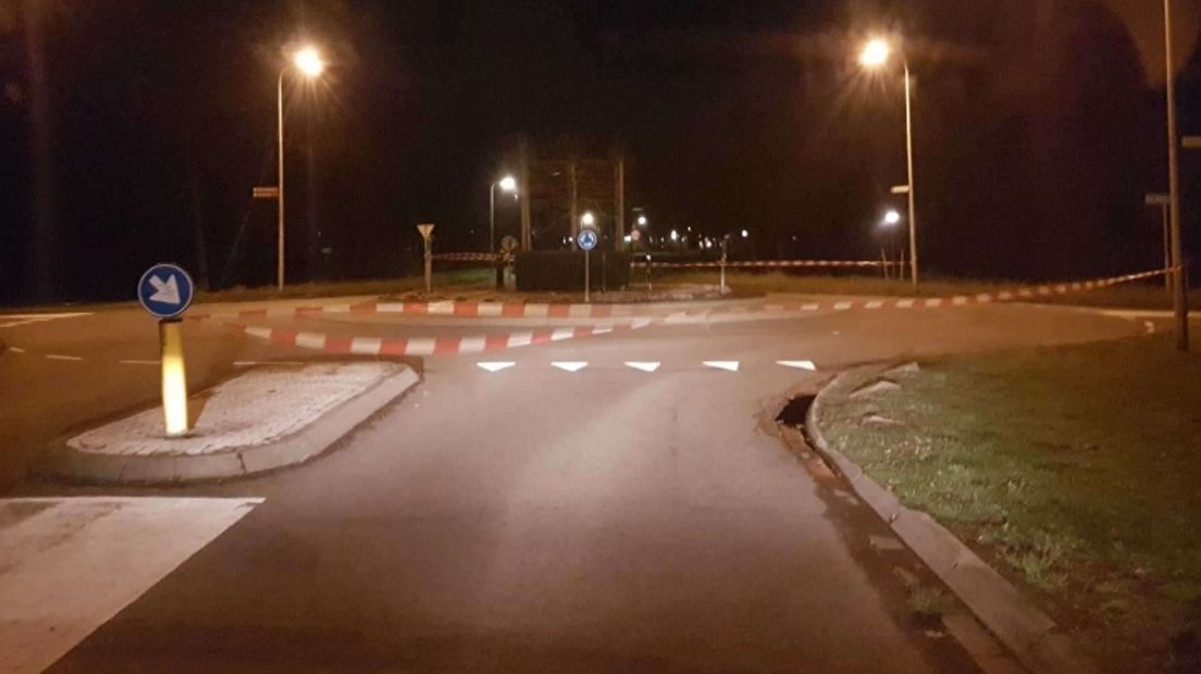 Onbekenden spannen afzetlint over de wegen in Schoonebeek (Rechten: Politie Zuidoost-Drenthe/Facebook)