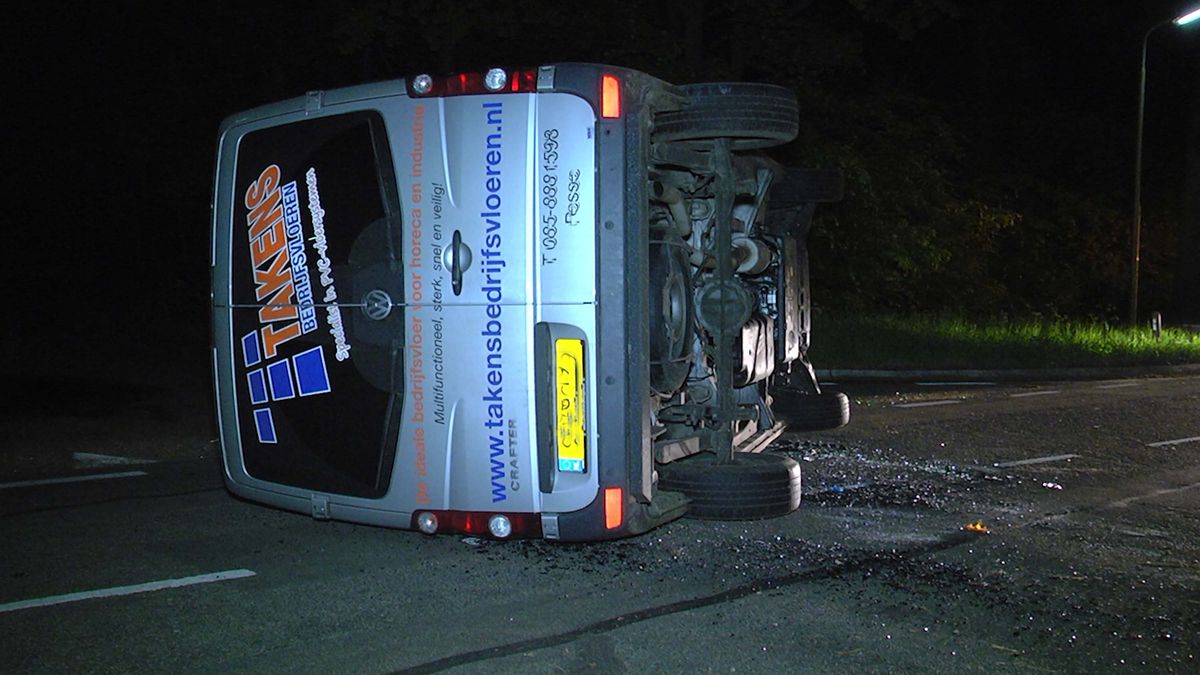 Gekantelde bus en twee gewonden bij ongeval Pesse