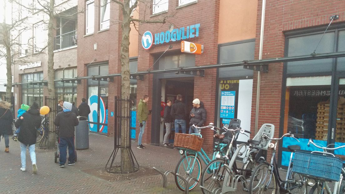 Diverse winkels in de Alphense Julianastraat, waaronder de Hoogvliet, werden na de stroomstoring ontruimd.