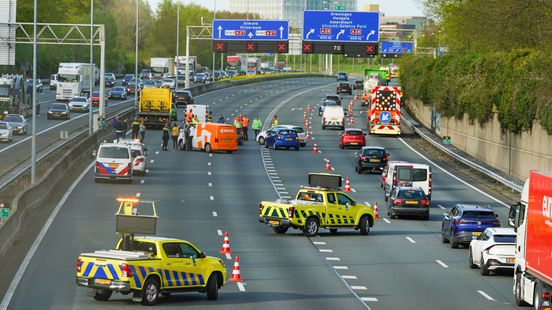 A27 bij Utrecht urenlang afgesloten na ongeluk. A27 bij Utrecht urenlang afgesloten na ongeluk.