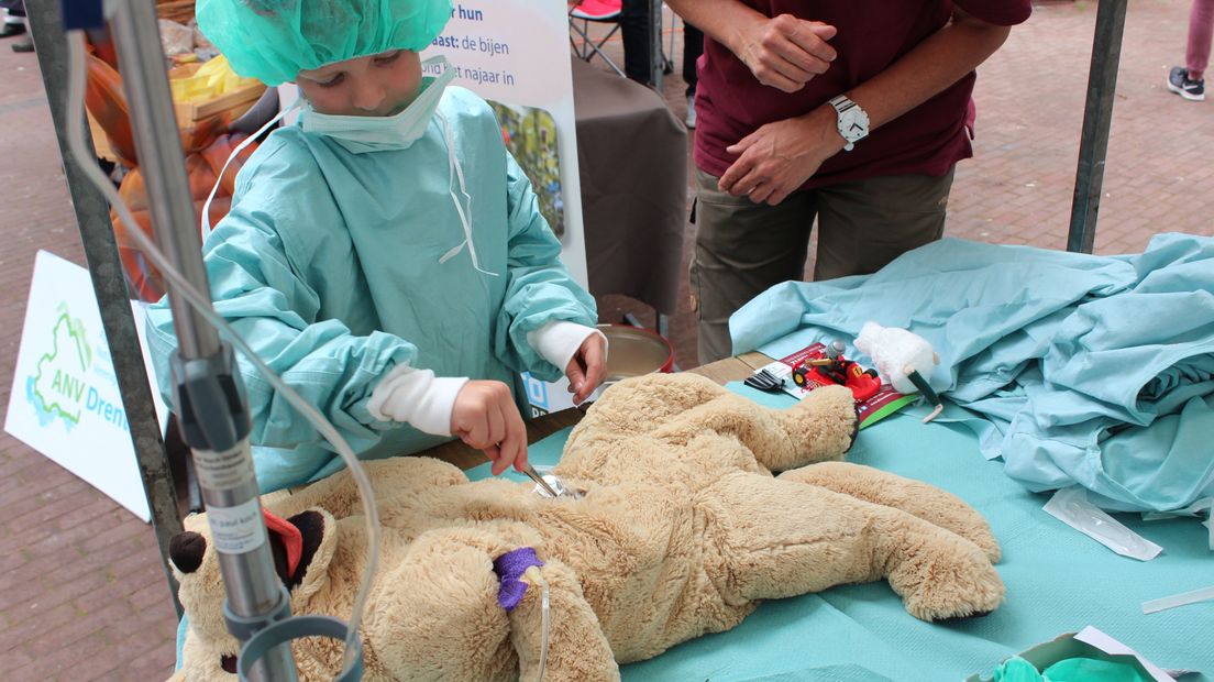 Een kleine chirurg doet een ingreep (Rechten: Tamar de Vries / RTV Drenthe)