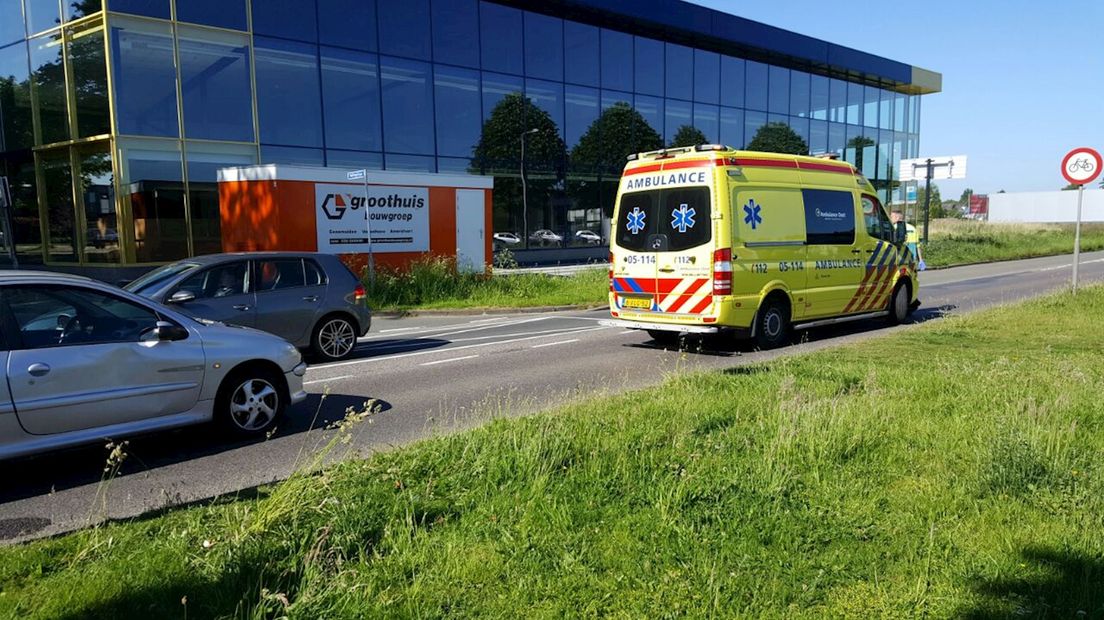 Botsing tussen auto en scooter