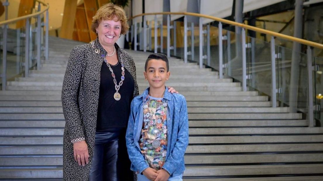 Liesbeth Spies, burgemeester van Alphen aan den Rijn, met kinderburgemeester Elmehdi Sassa