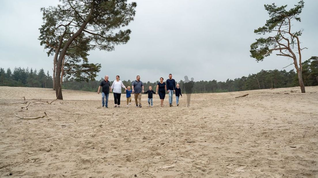 Op de foto van Joliene Middeljans houdt de overleden Hilma (rechts) haar zoontje Davey op de arm.