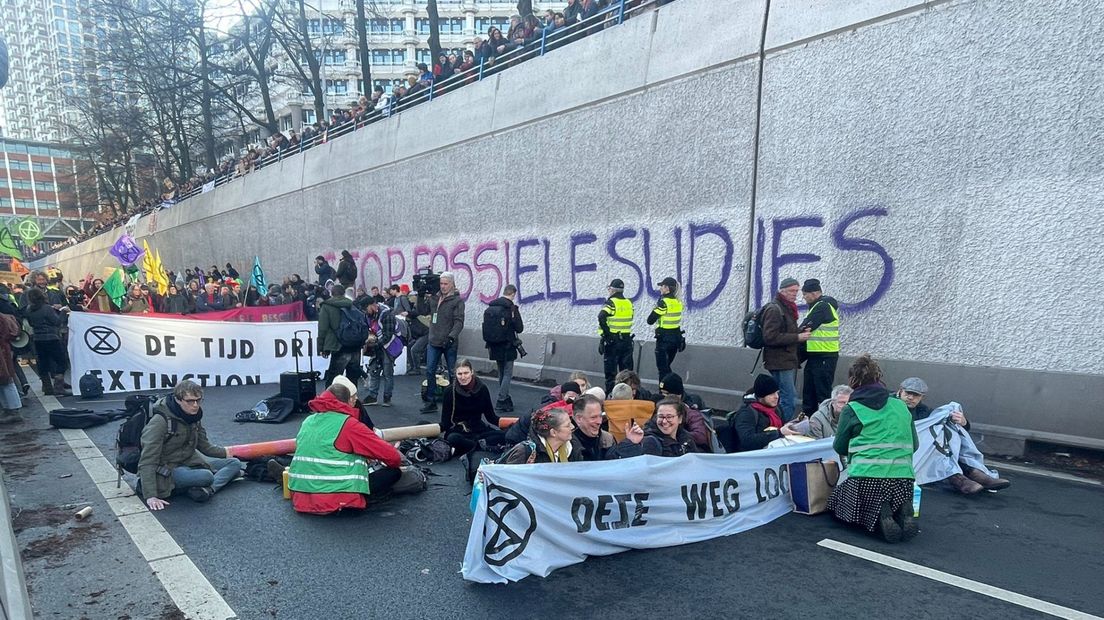 A12 geblokkeerd door klimaatdemonstranten.