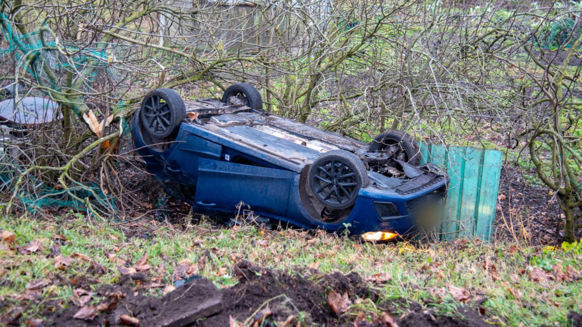 Een auto raakte van de weg en kwam op z'n kop terecht op het Kerkeind.