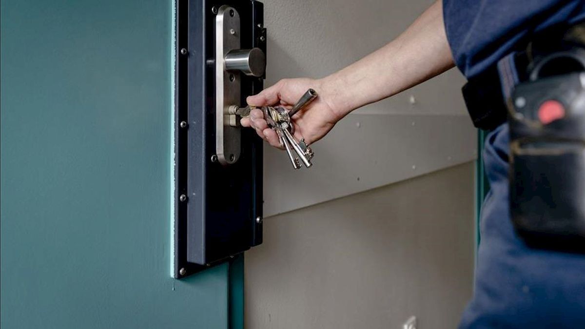 Nacht in cel doorbrengen op bucketlist: man in Hezingen laat zich expres oppakken