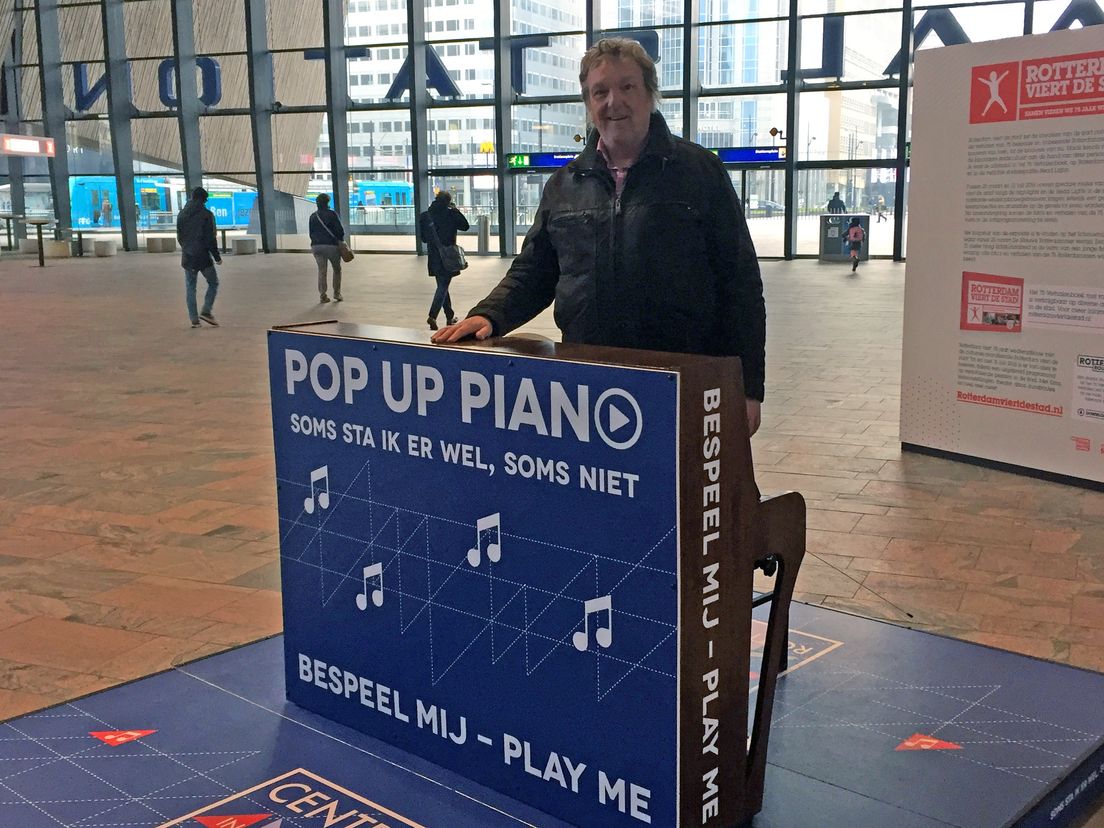 Pianoleraar Art Zegelaar bij de piano op Rotterdam CS