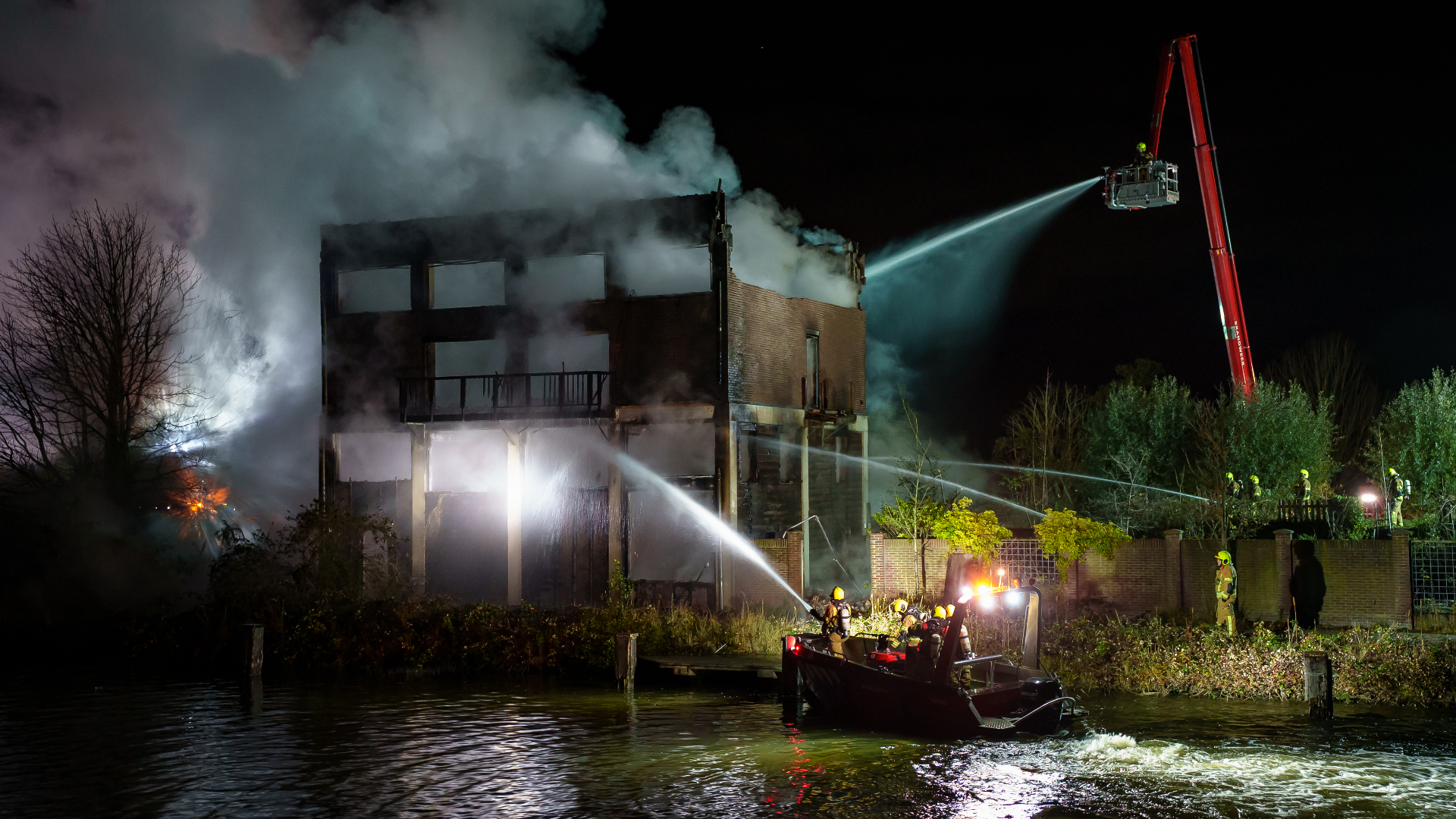 De brandweer is druk bezig met nablussen van het deels ingestorte pand