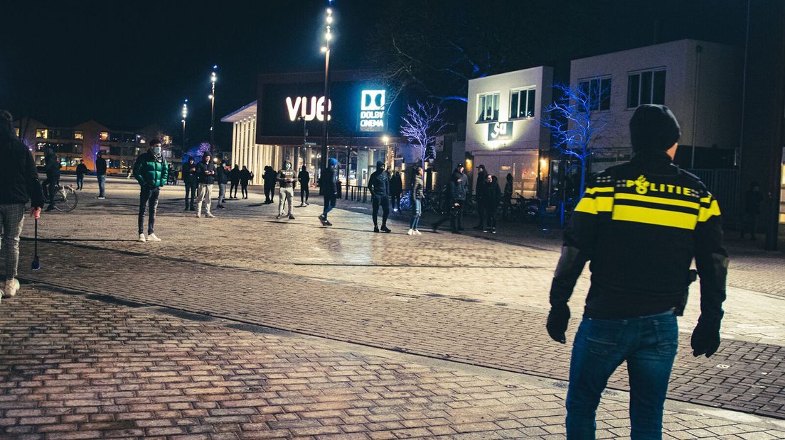 In het centrum van Hilversum kwamen jongeren samen, maar de politie hoefde geen geweld tegen hen te gebruiken.