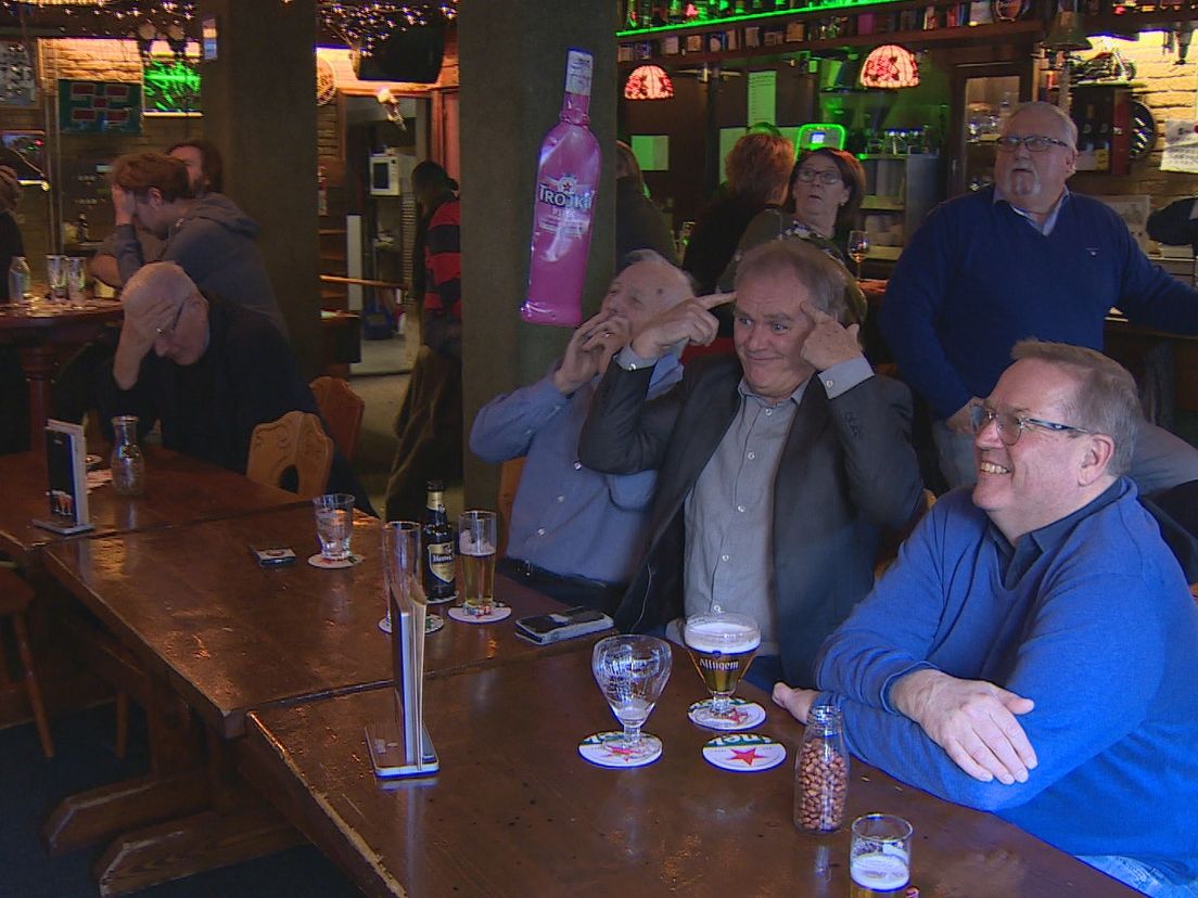Supporters kijken naar Excelsior - Feyenoord in café De Klapdeur