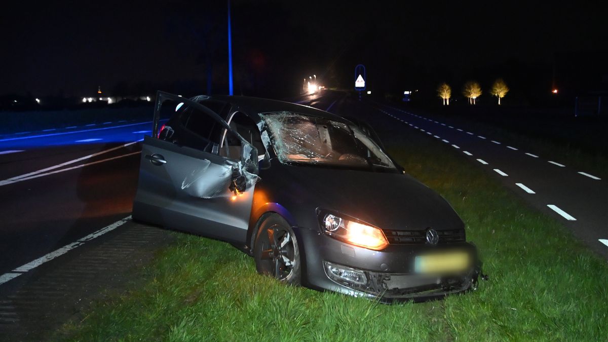 Koningsdag eindigt met gekantelde auto bij Steenwijk