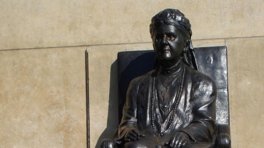 Monument voor Koningin Emma door beeldhouwer Toon Dupuis