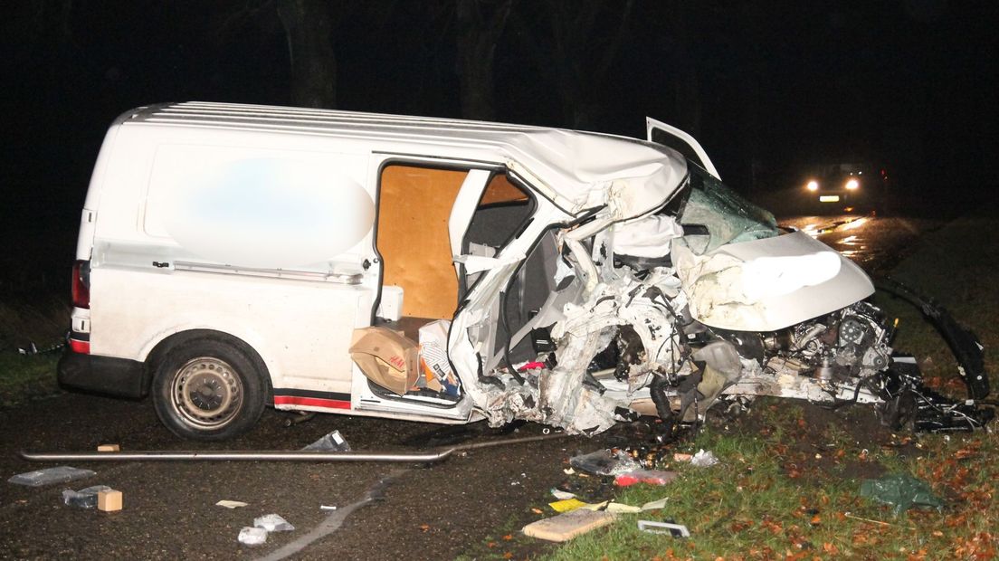 Bestelbus knalt tegen boom in 't Haantje