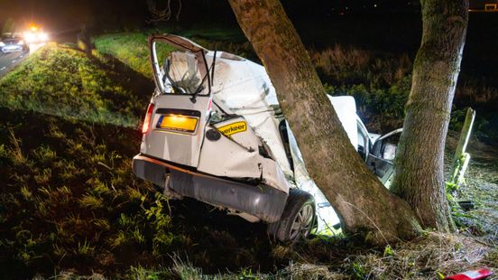 Zwaar ongeluk op dijk, 'bestuurder uit auto geslingerd'