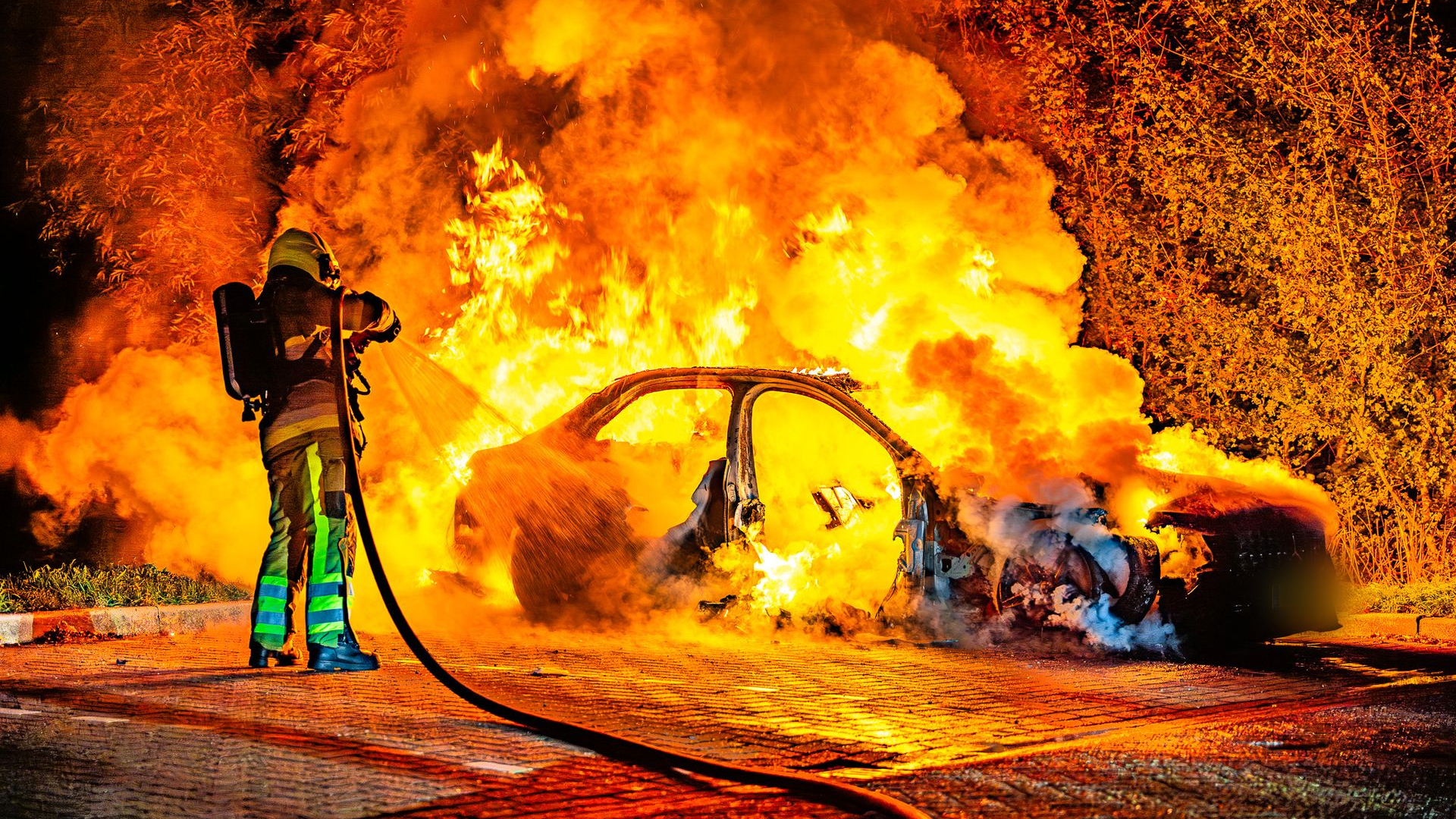 Auto op carpoolplaats gaat in vlammen op