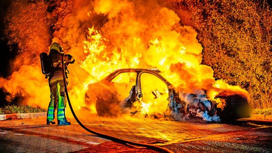 Auto op carpoolplaats gaat in vlammen op