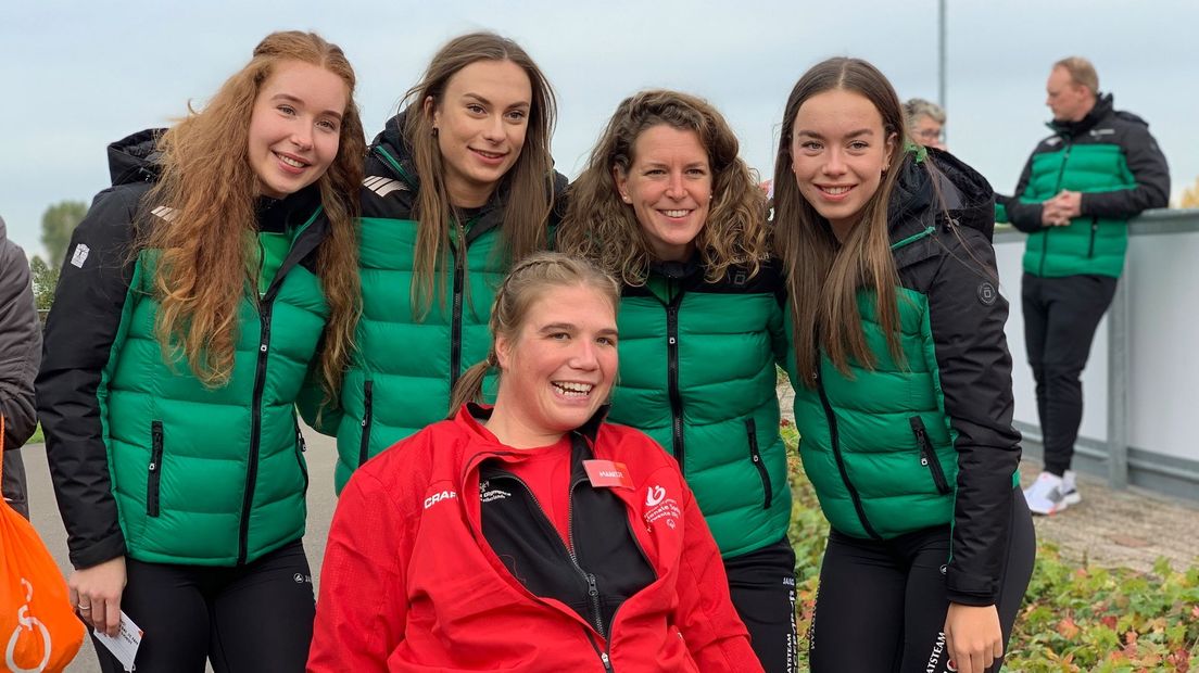 Special Olympics ambassadeur Maartje met de schaatsers van Team Reggeborgh