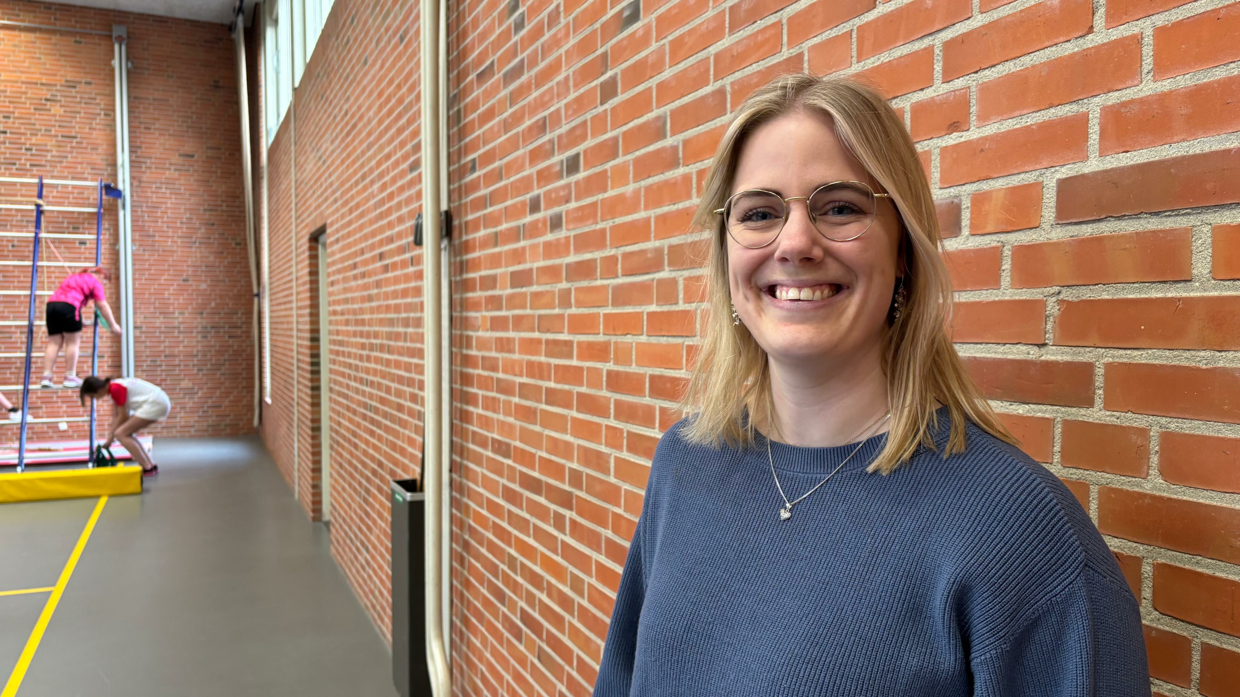 Skoaldirekteur Lotte Wiersma yn de gymseal, dy't oan de binnenkant resint fernijd is