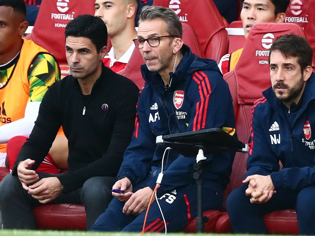 Albert Stuivenberg naast Arsenal-trainer Mikel Arteta