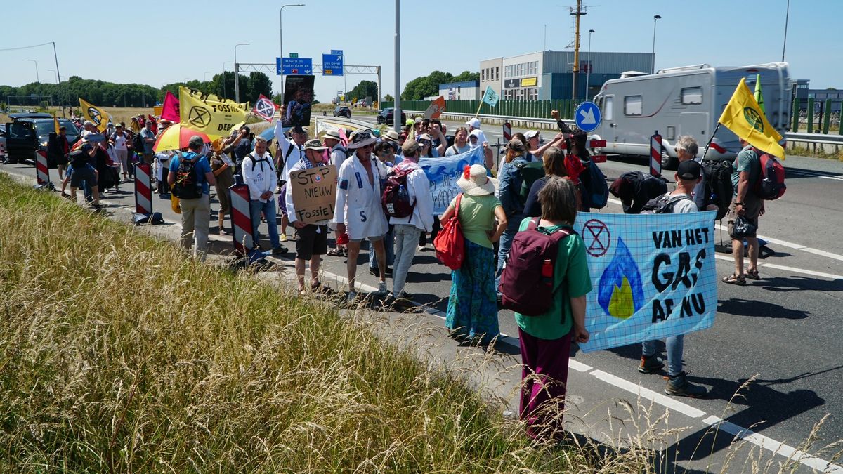 Klimaatactivisten blokkeren de Afsluitdijk bij Den Oever