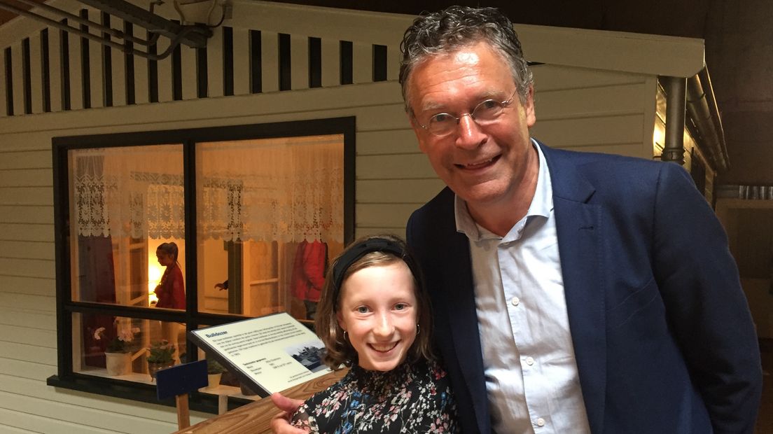 Britt (11) voor één dag directeur van het Watersnoodmuseum