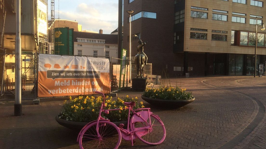 De roze geverfde fietsen die her en der in Gelderland aan palen zijn opgehangen, worden in Arnhem van hun plek gehaald door onbekenden.