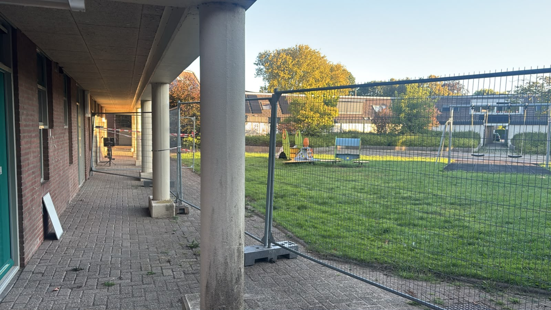 Meerdere huizen in de straat zijn afgezet
