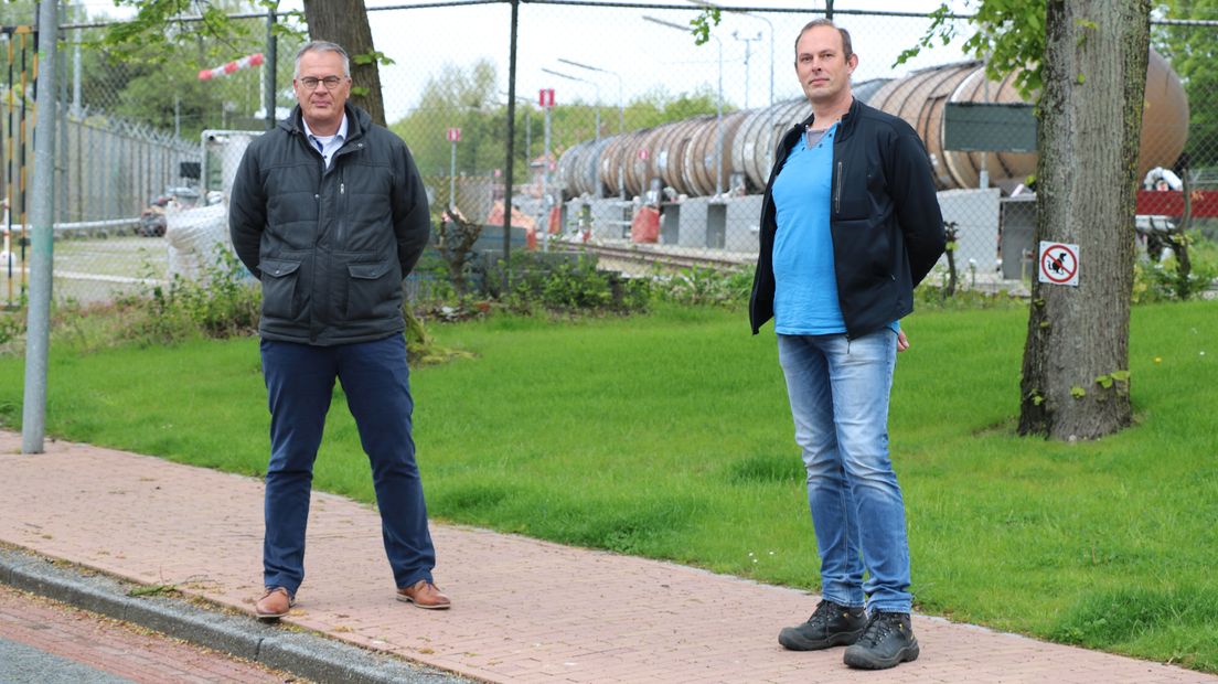 Dorpsbelangen bestuursleden Jack van Dijken en Martijn Samshuijzen bij het aardgascondensaat overlaadstation in Roodeschool