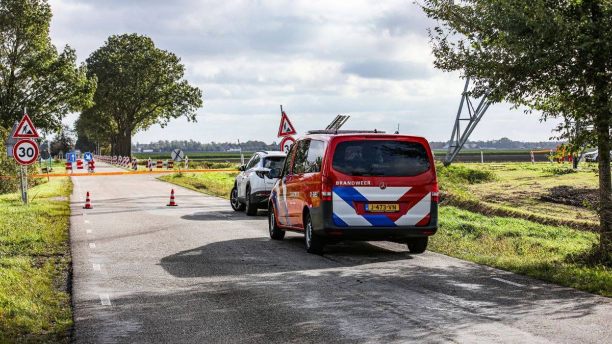 112-nieuws: Auto slaat langs A7 bij Scheemda over de kop