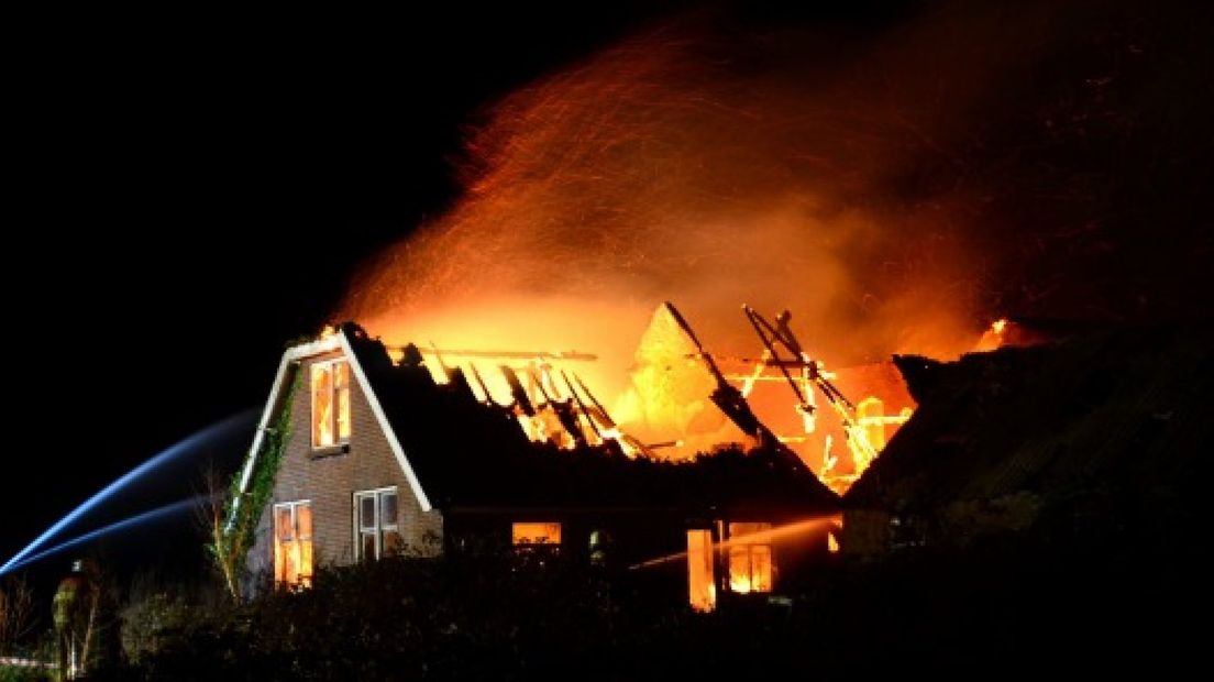 In Barneveld is in de nacht van woensdag op donderdag een leegstaande boerderij aan de Grote Bosweg volledig verwoest door brand.