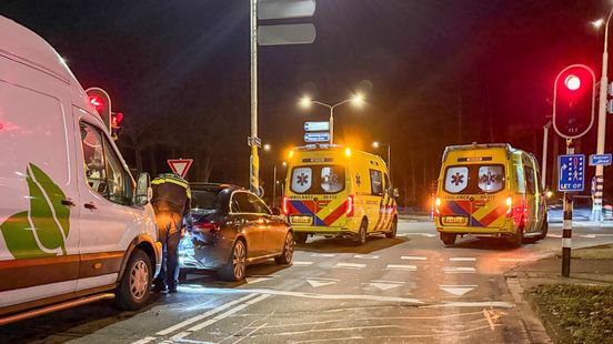 Gewonde bij aanrijding in Enschede | Aanrijding in Enschede: twee gewonden. Gewonde bij aanrijding in Enschede | Aanrijding in Enschede: twee gewonden.