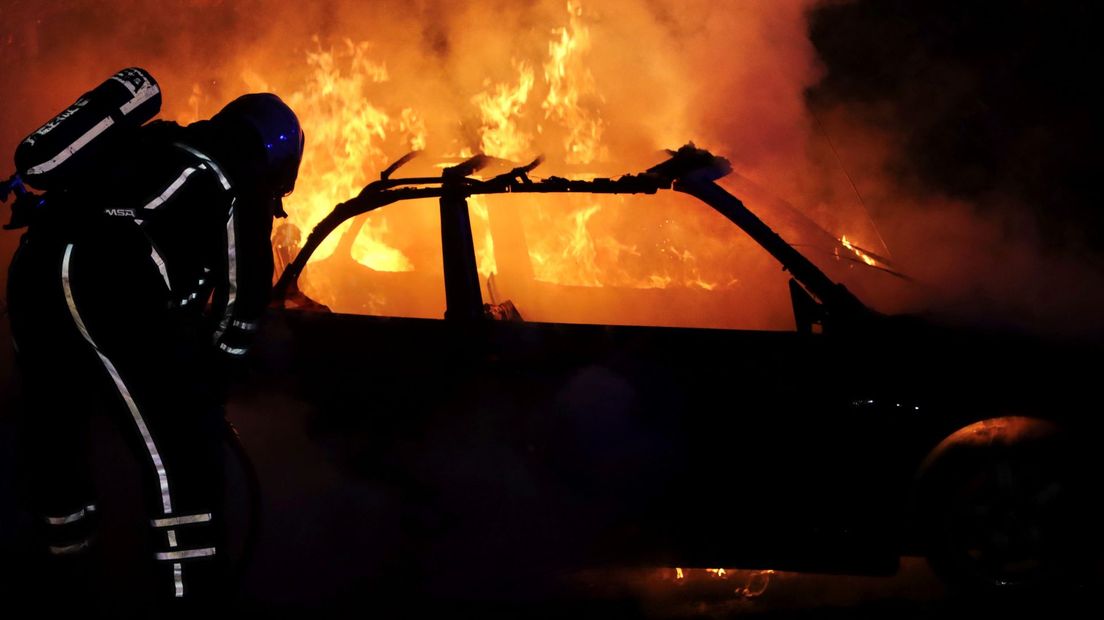 In Oldenzaal brandde vannacht een auto volledig uit.